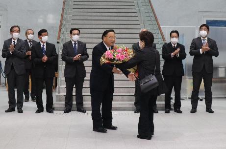 富塚町長3期目、初登庁の様子