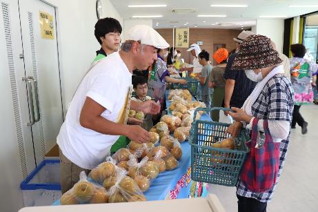 朝市梨市の様子