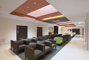 健診センター「MediCheck」の待合室の様子。茶色い椅子が一定方向に並べられている。