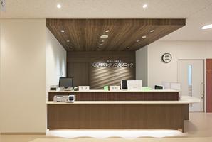明和レディスクリニックの受付の画像。茶色のトーンでまとめられており、落ち着いた印象。