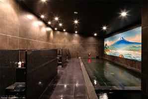 明和温泉「川俣の湯」の温泉内の画像。左に洗い場があり、右に温泉のお風呂がある。