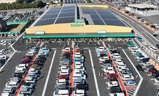 ツルヤ明和店の外観写真。手前に駐車場、その向こうにツルヤがある。