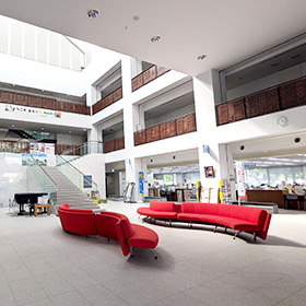 明和町役場のロビー。吹き抜けで明るい雰囲気