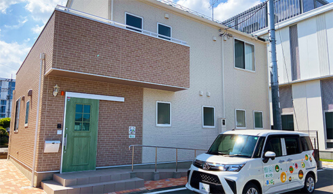 B&Gめいわ こどものいえメイプルの2階建ての建物の入口前の外観写真