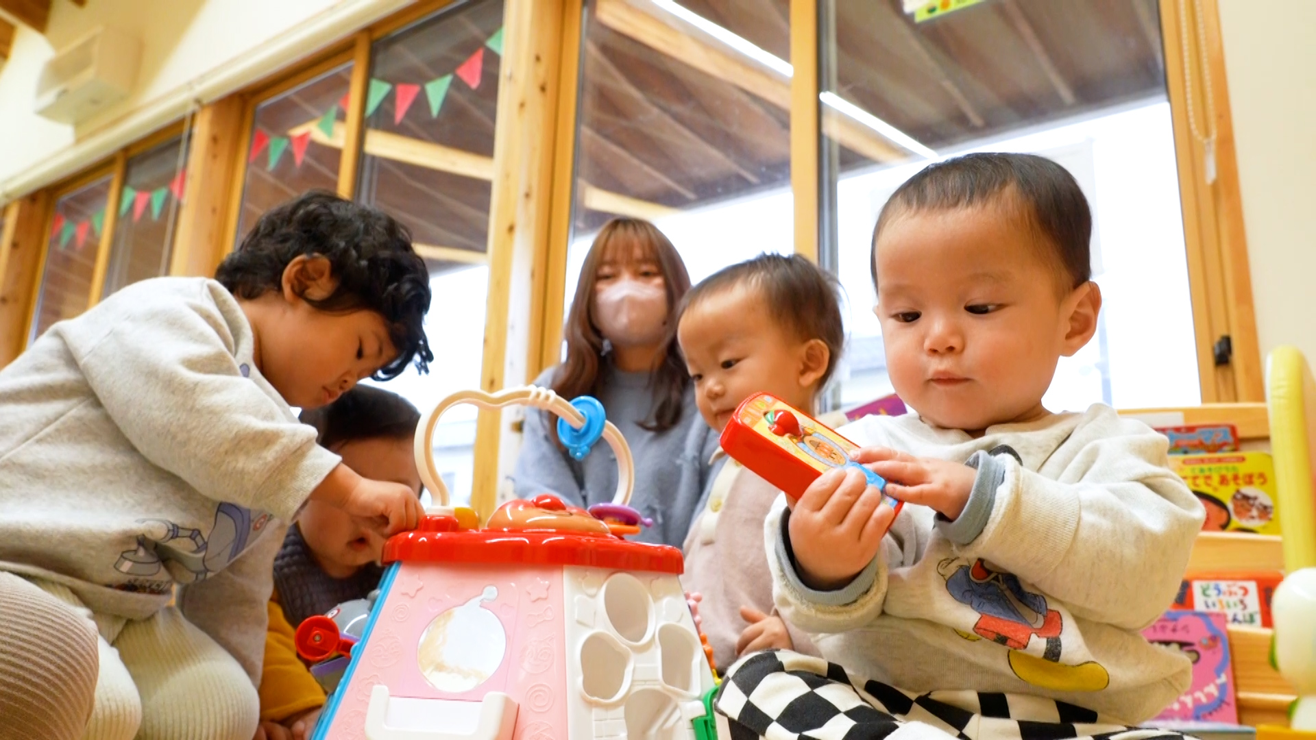 赤ちゃんやこどもがおもちゃで遊んでいる