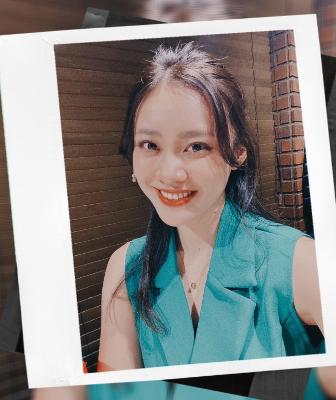 明和町ふるさと大使の千歳ふみさんが微笑んでいる