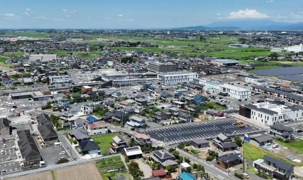 川俣駅と明和町中心部の空撮写真